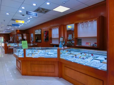 St. Thomas, USVI - 4 Mayıs 2022: St. Thomas, USVI 'deki bir sokak dükkanında renkli mallar