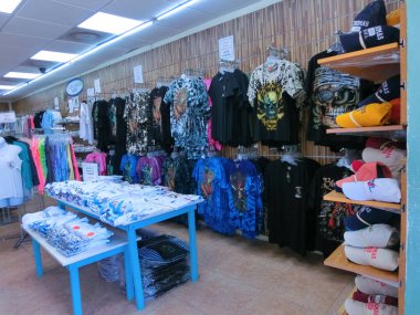 St. Thomas, USVI - 4 Mayıs 2022: St. Thomas, USVI 'deki bir sokak dükkanında renkli mallar