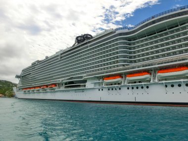 St. Thomas, USVI - 4 Mayıs 2022: MSC Sahil Yolcu Gemisi Karayip seferi sırasında St. Thomas, USVI tropikal adasına yanaştı