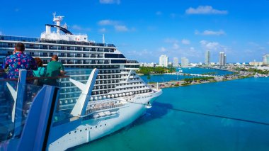Miami, ABD - 29 Nisan 2022: MSC Sahil Yolcu Gemisi Miami 'den bir haftalık Karayip yolculuğuna hazırlanıyor