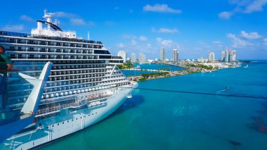 Miami, ABD - 29 Nisan 2022: MSC Sahil Yolcu Gemisi Miami 'den bir haftalık Karayip yolculuğuna hazırlanıyor