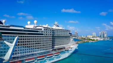 Miami, ABD - 29 Nisan 2022: MSC Sahil Yolcu Gemisi Miami 'den bir haftalık Karayip yolculuğuna hazırlanıyor