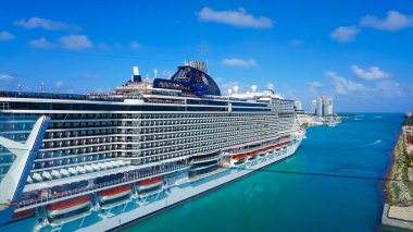 Miami, ABD - 29 Nisan 2022: MSC Sahil Yolcu Gemisi Miami 'den bir haftalık Karayip yolculuğuna hazırlanıyor