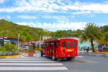 St. Thomas, USVI - 4 Mayıs 2022: ABD Virjin Adaları 'ndaki St. Thomas, USVI' de otobüsle geziye çıkan insanlar - seyahat kavramı. Tekne rıhtımından Karayipler 'deki bir adaya gitmek. Gezici araba.