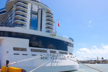 St. Thomas, USVI - 4 Mayıs 2022: MSC Sahil Yolcu Gemisi Karayip seferi sırasında St. Thomas, USVI tropikal adasına yanaştı