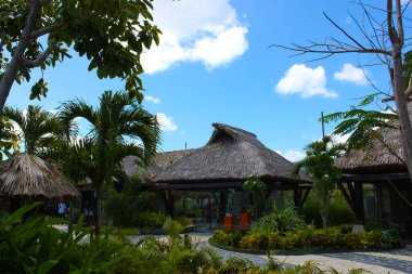 Puerto Plata, DR - 10 Ocak 2022: Puerto Plata, Dominik Cumhuriyeti 'ndeki Taino Koyu yolcu gemisinden alışveriş.