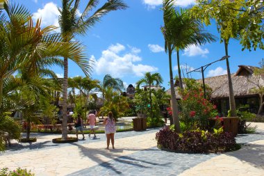 Puerto Plata, DR - 10 Ocak 2022: Puerto Plata, Dominik Cumhuriyeti 'ndeki Taino Koyu yolcu gemisinden alışveriş.