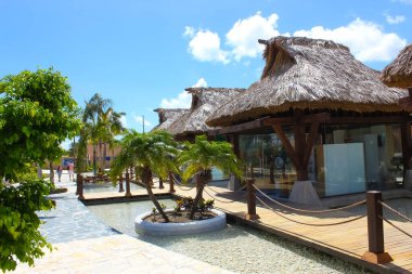 Puerto Plata, DR - 10 Ocak 2022: Puerto Plata, Dominik Cumhuriyeti 'ndeki Taino Koyu yolcu gemisinden alışveriş.