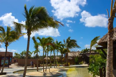 Puerto Plata, DR - 10 Ocak 2022: Puerto Plata, Dominik Cumhuriyeti 'ndeki Taino Koyu yolcu gemisinden alışveriş.