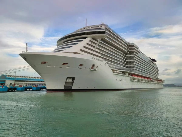 San Juan, Porto Riko - 02 Mayıs 2022: MSC Sahil Yolcu Gemisi San Juan, Porto Riko 'daki tropikal limana yanaştı