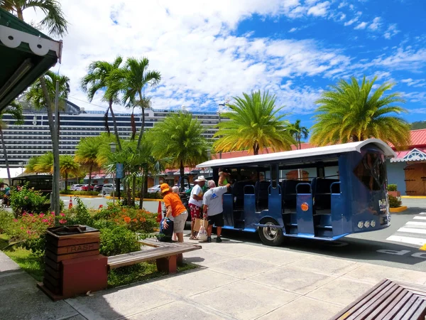 St. Thomas, USVI - 4 Mayıs 2022: ABD Virgin Adaları 'ndaki St. Thomas, USVI' de otobüs gezisi veya turundan sonra insanlar seyahat konsepti. Tekne rıhtımından Karayipler 'deki bir adaya gitmek. Gezici araba.