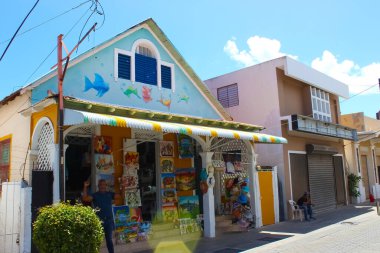 Puerto Plata, DR - 04 Mayıs 2022: Puerto Plata, Dominik Cumhuriyeti merkezindeki renkli binalar