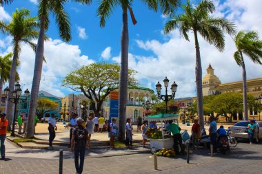 Puerto Plata, DR - 10 Mayıs 2022: Güzel Central Park, Puerto Plata şehrinin dünyanın dört bir yanından gelen yerli ve turistlerin ziyaret ettiği merkezidir..