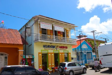 Puerto Plata, DR - 04 Mayıs 2022: Puerto Plata, Dominik Cumhuriyeti merkezindeki renkli binalar