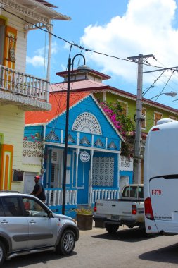Puerto Plata, DR - 04 Mayıs 2022: Puerto Plata, Dominik Cumhuriyeti merkezindeki renkli binalar