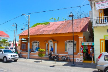 Puerto Plata, DR - 4 Mayıs 2022: Dominik Cumhuriyeti 'nin Puerto Plata kentindeki renkli binaların yakınındaki yerel halk