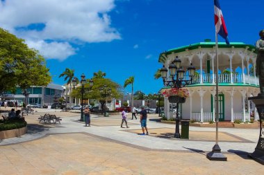 Puerto Plata, DR - 10 Mayıs 2022: Güzel Central Park, Puerto Plata şehrinin dünyanın dört bir yanından gelen yerli ve turistlerin ziyaret ettiği merkezidir..
