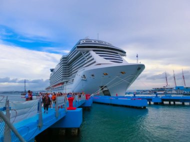 San Juan, Porto Riko - 02 Mayıs 2022: MSC Sahil Yolcu Gemisi San Juan, Porto Riko 'daki tropikal limana yanaştı