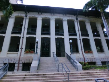 San Juan, Porto Riko - 02 Mayıs 2022 San Juan, Porto Riko 'nun merkezindeki renkli bina