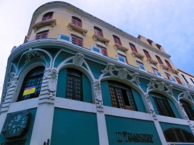 San Juan, Porto Riko - 02 Mayıs 2022 San Juan, Porto Riko 'nun merkezindeki renkli bina