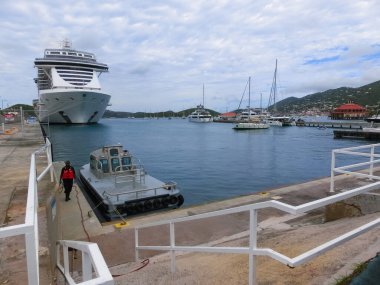 St. Thomas, USVI - 4 Mayıs 2022: MSC Sahil Yolcu Gemisi Karayip seferi sırasında St. Thomas, USVI tropikal adasına yanaştı