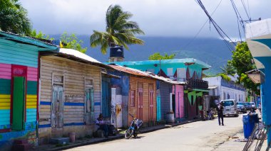 Puerto Plata, DR - 4 Mayıs 2022: Dominik Cumhuriyeti 'nin Puerto Plata kentindeki renkli binaların yakınındaki yerel halk
