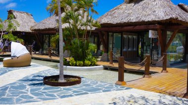 Puerto Plata, DR - 10 Ocak 2022: Puerto Plata, Dominik Cumhuriyeti 'ndeki Taino Koyu yolcu gemisinden alışveriş.