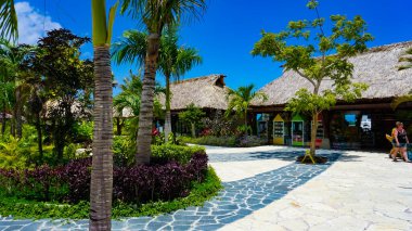 Puerto Plata, DR - 10 Ocak 2022: Puerto Plata, Dominik Cumhuriyeti 'ndeki Taino Koyu yolcu gemisinden alışveriş.