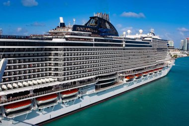 Miami, ABD - 29 Nisan 2022: MSC Sahil Yolcu Gemisi Miami 'den bir haftalık Karayip yolculuğuna hazırlanıyor