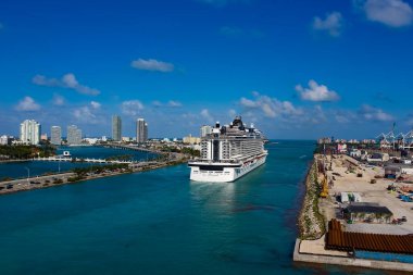 Miami, ABD - 29 Nisan 2022: MSC Sahil Yolcu Gemisi Miami 'den bir haftalık Karayip yolculuğuna hazırlanıyor