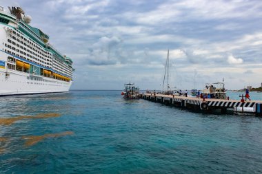 Cozumel, Meksika - 04 Mayıs 2022: Kraliyet Karayip Gemi Macerası Limana yanaştı