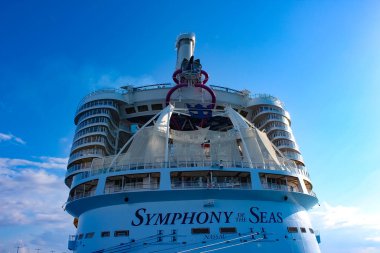 Coco Cay, Bahamalar - 29 Nisan 2022: Denizlerin Senfonisi, Cococay 'da demirli olan en büyük yolcu gemisidir.