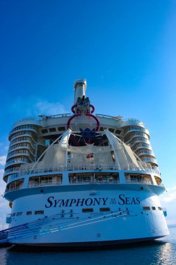 Coco Cay, Bahamalar - 29 Nisan 2022: Denizlerin Senfonisi, Cococay 'da demirli olan en büyük yolcu gemisidir.