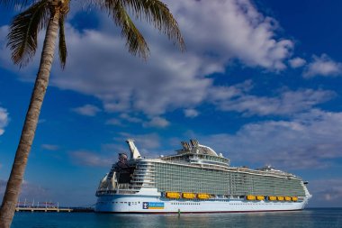 Coco Cay, Bahamalar - 29 Nisan 2022: Denizlerin Senfonisi, Cococay 'da demirli olan en büyük yolcu gemisidir.