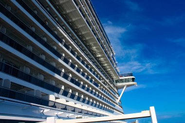 St. Thomas, USVI - 4 Mayıs 2022: MSC Sahil Yolcu Gemisi Karayip seferi sırasında St. Thomas, USVI tropikal adasına yanaştı