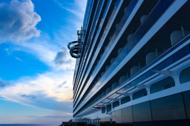 St. Thomas, USVI - 4 Mayıs 2022: MSC Sahil Yolcu Gemisi Karayip seferi sırasında St. Thomas, USVI tropikal adasına yanaştı