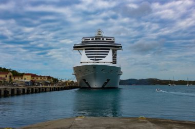 St. Thomas, USVI - 4 Mayıs 2022: MSC Sahil Yolcu Gemisi Karayip seferi sırasında St. Thomas, USVI tropikal adasına yanaştı