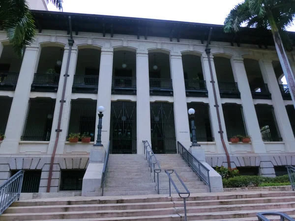 San Juan, Porto Riko - 02 Mayıs 2022 San Juan, Porto Riko 'nun merkezindeki renkli bina