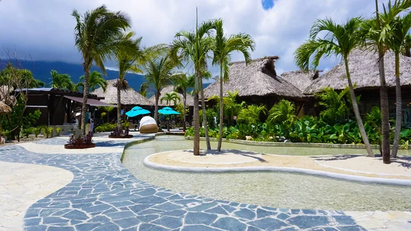 Puerto Plata, DR - 10 Ocak 2022: Puerto Plata, Dominik Cumhuriyeti 'ndeki Taino Koyu yolcu gemisinden alışveriş.