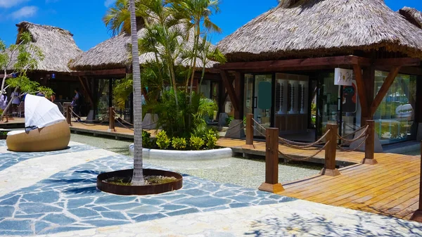 Puerto Plata, DR - 10 Ocak 2022: Puerto Plata, Dominik Cumhuriyeti 'ndeki Taino Koyu yolcu gemisinden alışveriş.