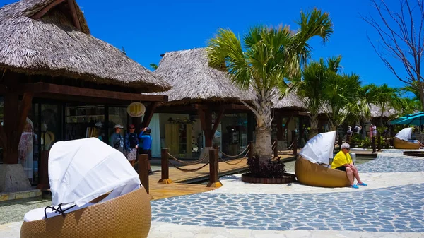 Puerto Plata, DR - 10 Ocak 2022: Puerto Plata, Dominik Cumhuriyeti 'ndeki Taino Koyu yolcu gemisinden alışveriş.