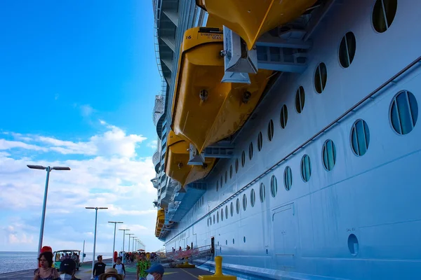 2022年4月29日 バハマのココ ロイヤル カリブ海クルーズ ラインが所有するプライベートアイランド ポスト ココカイ島に停泊する最大のクルーズ船です — ストック写真