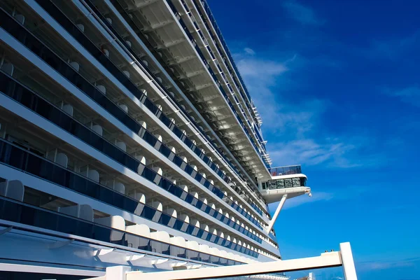 St. Thomas, USVI - 4 Mayıs 2022: MSC Sahil Yolcu Gemisi Karayip seferi sırasında St. Thomas, USVI tropikal adasına yanaştı