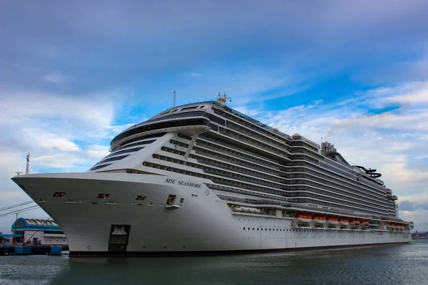 San Juan, Porto Riko - 02 Mayıs 2022: MSC Sahil Yolcu Gemisi San Juan, Porto Riko 'daki tropikal limana yanaştı