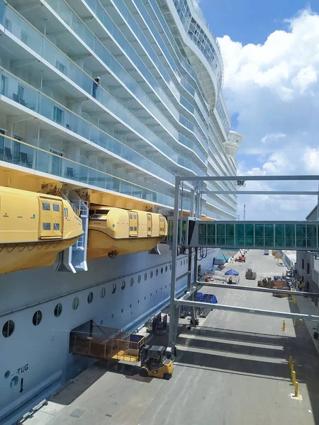 2022年4月29日 アメリカ合衆国マイアミ 2022年4月29日にアメリカのマイアミに入港する最大のクルーズ船が海のシンフォニーである — ストック写真