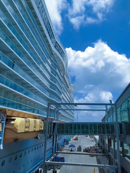 2022年4月29日 アメリカ合衆国マイアミ 2022年4月29日にアメリカのマイアミに入港する最大のクルーズ船が海のシンフォニーである — ストック写真