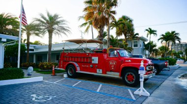 Lauderdale-by-the-Sea, USA - 09 Mayıs 2022: Red Ford Big Job F800 itfaiye aracı. Lauderdale, Deniz İtfaiyesi..
