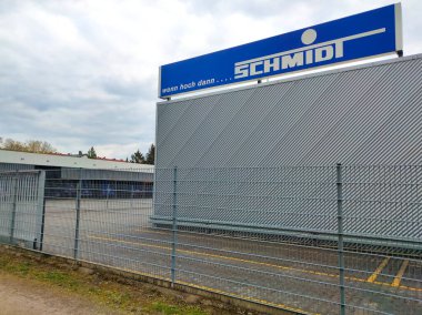 Neu-Isenburg, Almanya - 21 Nisan 2022: Schmidt logosu ve ön cephe mağazasındaki işaret levhası araç kiralama ve vinç işi, bina temizliği, çatı tamircisi, çelik inşaat