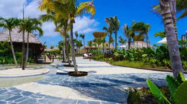 Puerto Plata, DR - 10 Ocak 2022: Puerto Plata, Dominik Cumhuriyeti 'ndeki Taino Koyu yolcu gemisinden alışveriş.