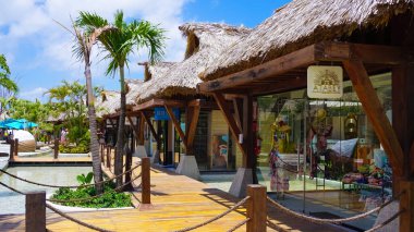 Puerto Plata, DR - 10 Ocak 2022: Puerto Plata, Dominik Cumhuriyeti 'ndeki Taino Koyu yolcu gemisinden alışveriş.